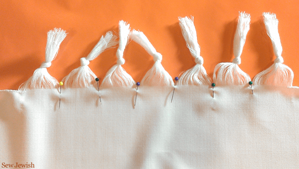 Tie knots in tallis fringe