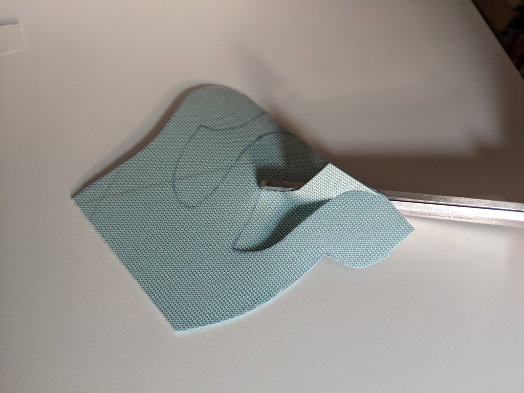 To cut accurate inner corners, position tip of scissors and point of corner